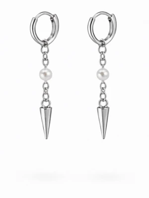 Silvriga hoops med pärla och kon - Snygga örhängen i silverfärg med små hoops, hängande kedja, vit pärldetalj och spetsig kon längst ner. Perfekt för dig som gillar en edgy men stilren look. Materialet ser ut att vara metall och pärlimitation.