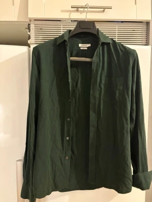 Mörkgrön linneskjorta från Lindex - J Lindeberg skjorta slim fit storlek s 