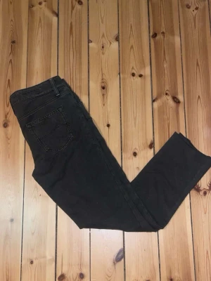 Jacob cohen jeans - Skick: Nyskick                                                                            Storlek: 13 år                                                                             Nypris: Runt 3000 kronor                                                    Passform: Slim                                                                           Skriv för fler frågor eller bilder, pris kan diskuteras vid snabb affär 🙌