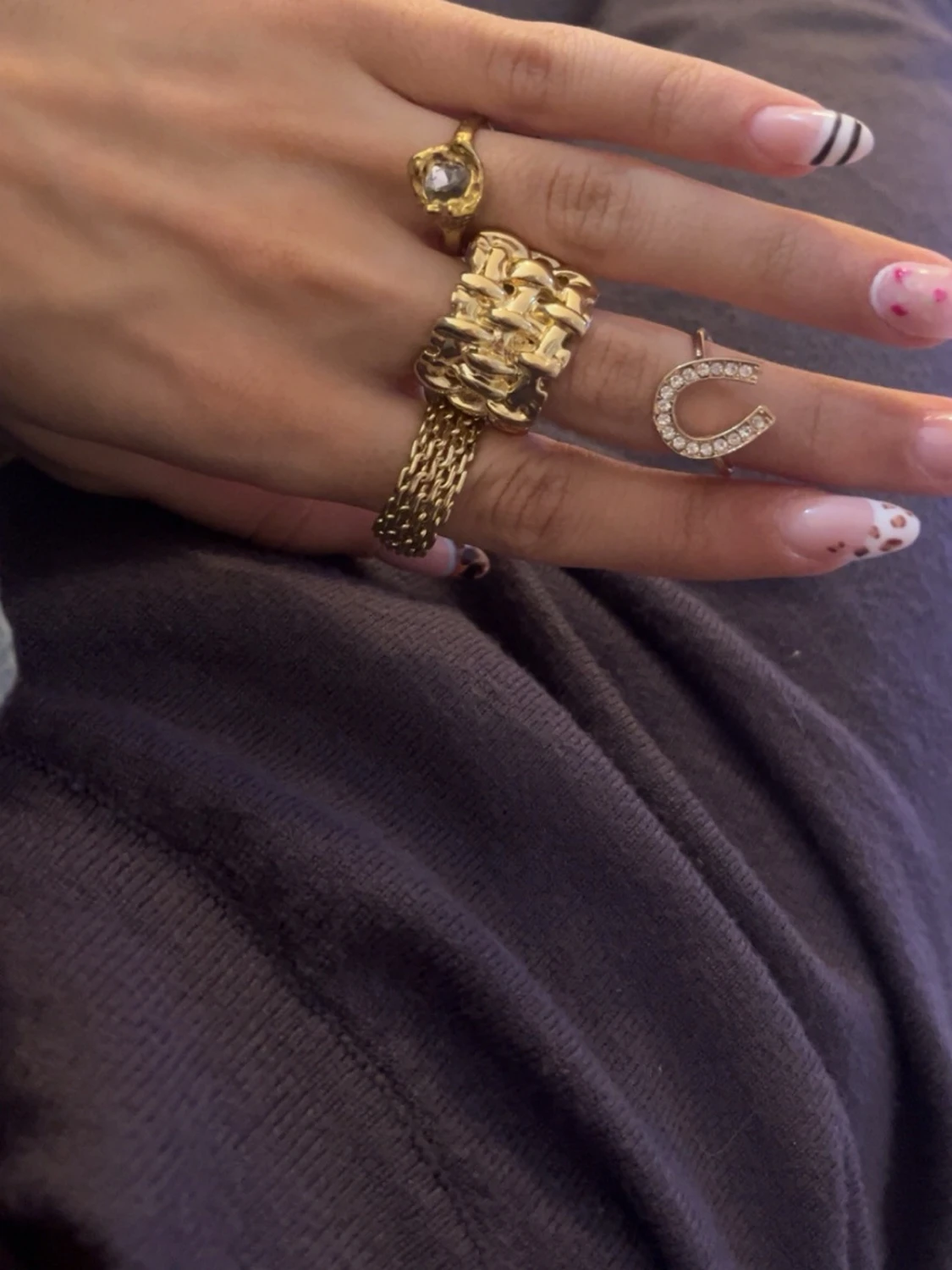 Guldiga ringar med stenar och kedjedetaljer