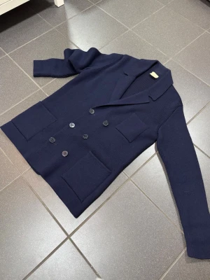 Unik cardigan - Tja, säljer en unik cardigan från det franska märket Ginette. Storlek M. Skick 10/10, aldrig använd. Nypris 5000, mitt pris 729 men kan diskuteras vid intresse! Hör av dig vid frågor o funderingar!