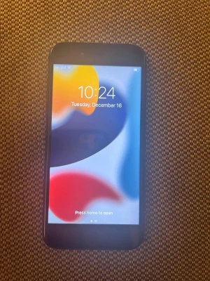 iPhone 7 32GB svart - Säljer en svart iPhone 7 med 32GB lagring. Klassisk design med rundade kanter och aluminiumchassi. Skärmen är 4,7 tum och mobilen kör iOS 15.5. Perfekt för dig som vill ha en smidig och stilren smartphone från Apple.