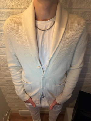 Cardigan - Tja, säljer en fin cardigan från Peak Performance. Storlek M. Skick 9/10. Nypris 1500, mitt pris 279.  Hör av dig vid frågor o funderingar!