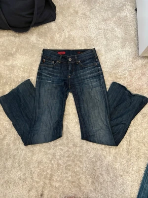 Blå lågmidjade bootcut jeans  - Säljer super fina lågmidjade bootcut jeans. Strl XS/S. Säljer då de e lite korta på mig som e 173cm. Skriv vid fler frågor
