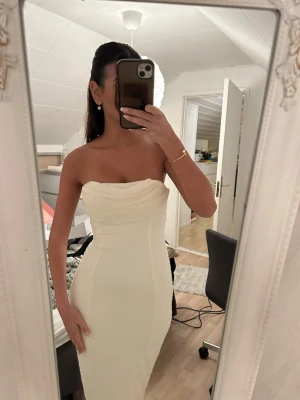 Vit axelbandslös långklänning - Vit klänning från Oh polly, i Uk size 6🤍Vilket kan motsvara XS/S☺️passar perfekt till bal eller andra festligheter! Pris kan diskuteras ☺️