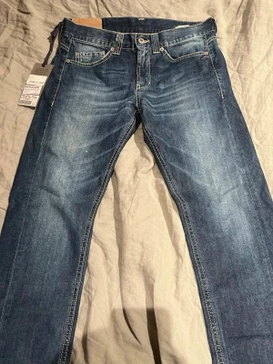 Dondup jeans  !! HELT NYA!! - Säljer två par  !!HELT NYA!! Dondup jeans. Perfekt för dig som vill ha lite stiligare jeans. Styck pris 1199