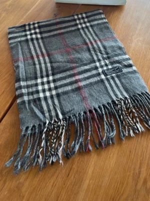 Grå Burberry halsduk  - Grå burberry halsduk, 100% lammull, äkta såklart, 10/10 kvalité 