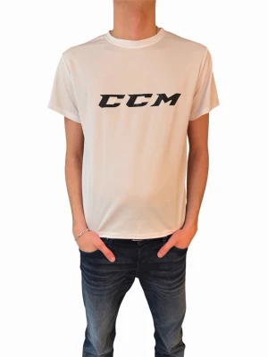 Vit CCM t-shirt med tryck - Vit t-shirt från CCM med svart logotyp-tryck på bröstet. Klassisk rund halsringning och korta ärmar. Perfekt för dig som gillar sportig och enkel stil.