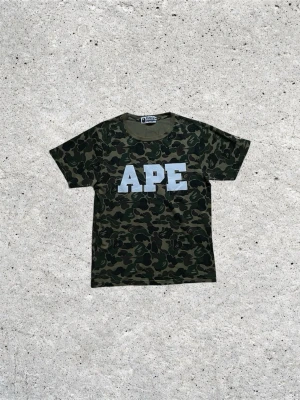 Bape Grön Camo T shirt - 🦧Bape Camo T shirt 🦧: Mörkgrön : Size M passar som M/S : Äldre modell : Skick 8,5/10 : Helt klart äkta, dock inget kvitto : Printet är väldigt fint utan sprickor : Inte mycket mer att säga : Kom privat för mått, bilder osv 🙌🙌
