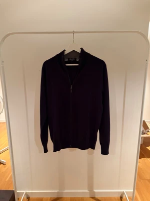 Brandy merino halfzip - Riktigt schysst Halfzip gjort i merino ull från en butik i Rom vid namnet Brandy. Riktigt schysst nu när det lite kallare och för dig som gillar stil. (Storlek S/M) . Köpt för cirka 1200kr men vi säljer för endast 349kr!! Rabatt för seriösa köpare!!