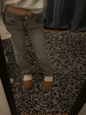 Gina jeans  - Gråa jeans Young jeans low waist , stl 164 o passar mig som är 163 cm. Mer info privat 