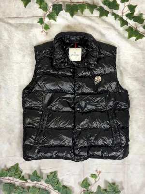 Moncler Tib Down Vest – Black – Strl 3 - "|Färg: Svart, blank | Modell: Tib, dunväst | Storlek: 3 (L), normal passform | Skick: Grade C, 6,5/10 (trasiga dragkedjor, rost) | Hör av dig ifall du har funderingar!"