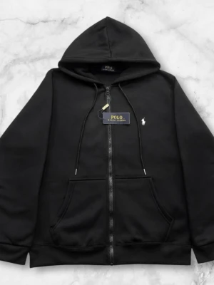 Polo Ralph Lauren hoodie  - Svart Polo Ralph Lauren Hoodie  Stilren vit hoodie i klassisk design ✨ Mjukt och bekvämt material som passar perfekt till vardag 👌 Plagget är aldrig använt och i nyskick 🧥 Enkel att matcha för en clean outfit 💎  🔹 Märke: Polo Ralph Lauren 🔹 Färg: svart 🔹 Skick: Aldrig använt 🔹 Passform: Klassisk 📦 Snabb leverans 