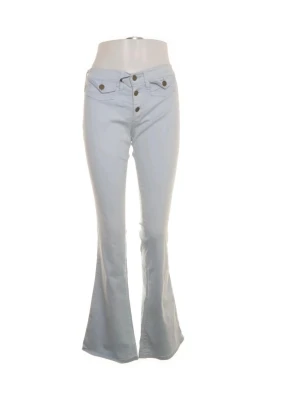 Ljusblå bootcut jeans med knappar - Snygga ljusblå bootcut jeans med hög midja och dekorativa knappar framtill. Jeansen har klassiska fickor både fram och bak och är tillverkade i ett mjukt bomullsmaterial. Perfekta för dig som vill ha en retroinspirerad look. Midjemått- 74cm men väldigt stretchiga! Innerbenslängden- 85❤️🫶🏽