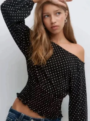 Prickig topp - Säljer denna prickiga topp från Gina pga att den inte används. Har använt den kanske 3 gånger så den är i ett bra skick. Lånade bilder. Skriv om ni undrar ngt! Är i strl M men ja skulle säga att den är lite mindre i än man tror 