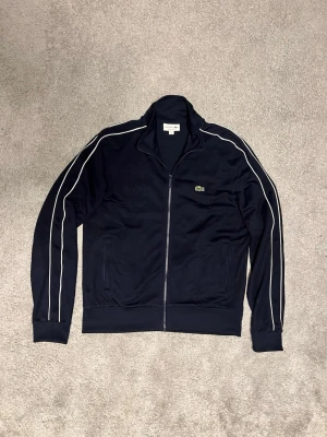 Lacoste zip hoodie  - Super fint skick - kan också psssa M - nypris ca 1700kr