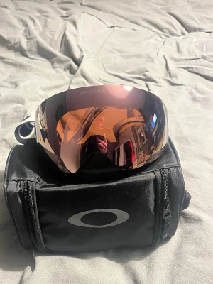 Oakley Flight Deck M Rode Gold - Oakley Flight Deck M Rose Gold i topp skick, använda en skidresa men tyvärr för små och hann inte byta… så säljer för en bra peng.