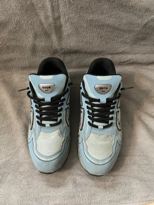 B30 Skor - B30 Skor | Ljusblå/Svart/Reflex | Size 43 | Använda men mycket kvar att ge, som nya efter en tvättning. ✅