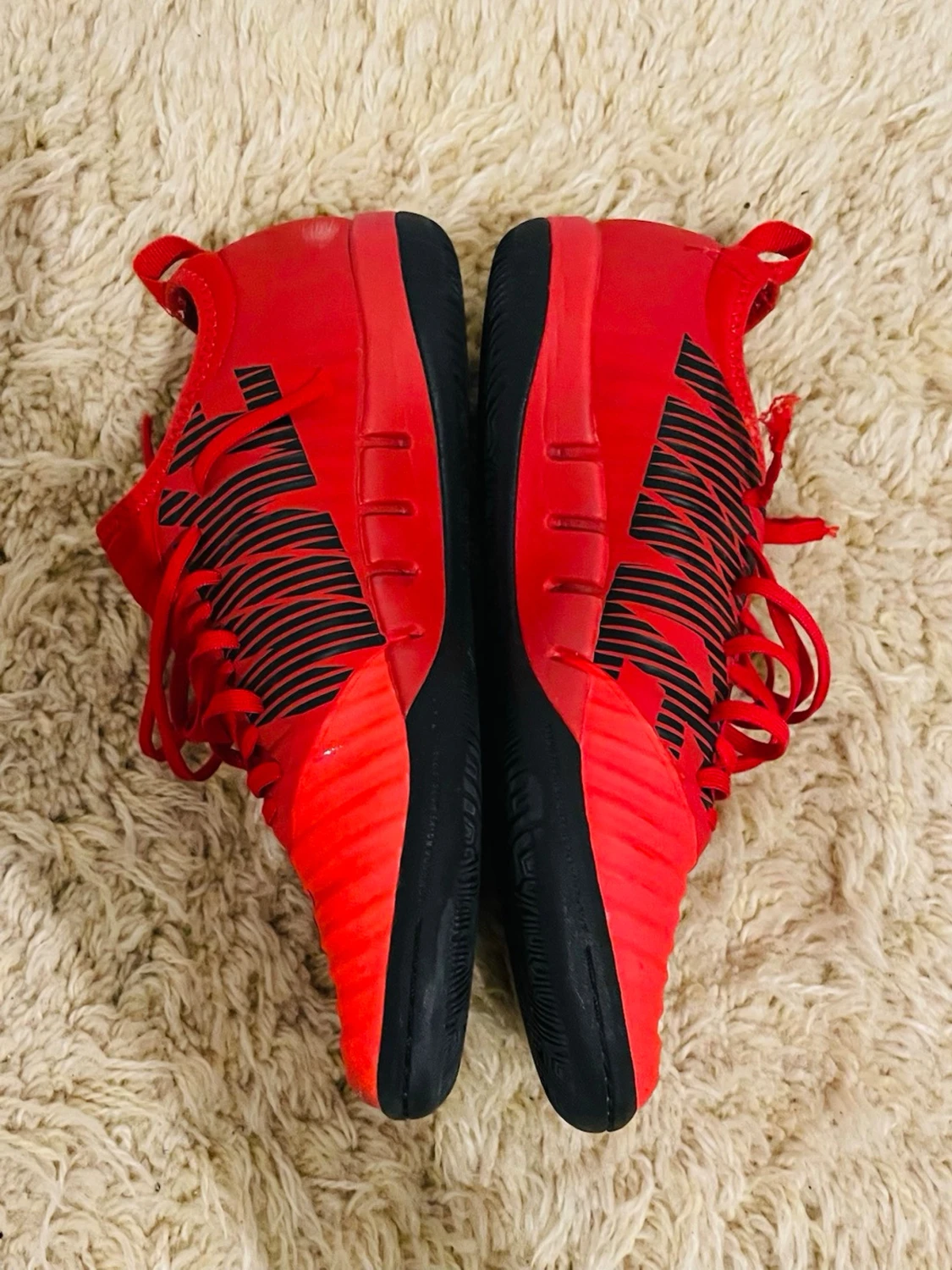 Röda Nike fotbollsskor med snörning - 1