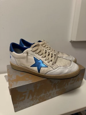Golden Goose Ballstar skor  - Golden goose ballstar skor i bra skick, massor med liv kvar i de!  Kommer med allt og! Storlek 45 Inga riktiga skador endast smutsiga med lite slit, kan 100% bli bättre skick med en tvätt👍 Skriv gärna vid frågor! 