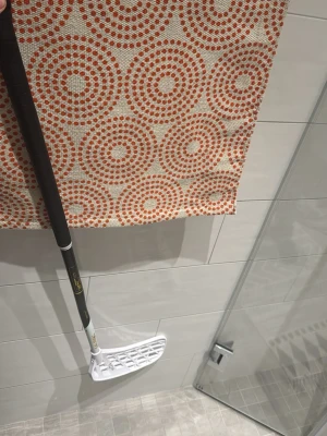 Innebandyklubba svart/vit Salming  - Säljer en innebandyklubba med svart skaft och vit plastblad. Klubban har ett rakt grepp och bladet är perforerat för bättre bollkontroll. Perfekt för dig som gillar att spela innebandy med kompisarna.