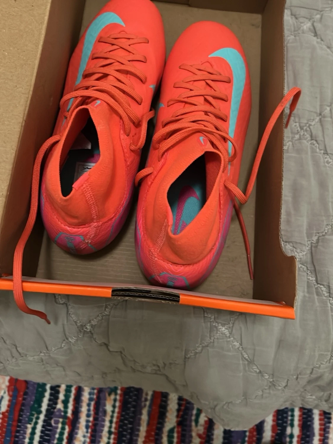 rosa fotbollsskor med turkosa detaljer