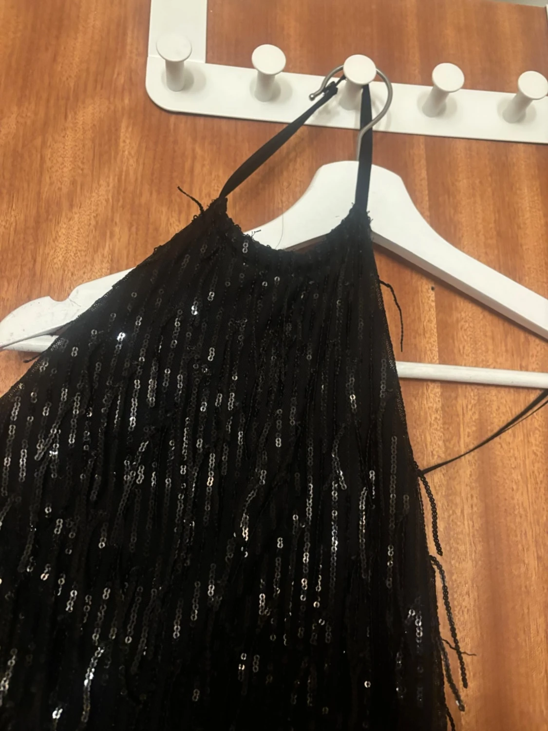 Svart glittrig oneshoulder klänning från pull and beer  - 1