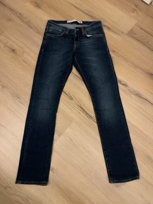 Peak Performance Jeans mörkblå  - Storlek 27/32, låg midja, rak passform, knappt andvända