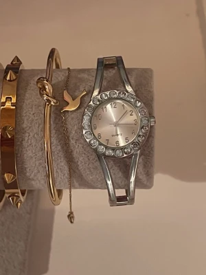 Klocka med diamanter  - Silverklocka inga defekter💞