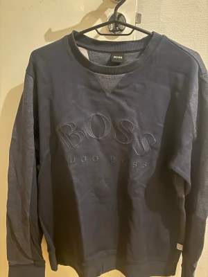 Mörkblå sweatshirt från Hugo Boss - Storlek M. Knappt använd. Kvitto finns