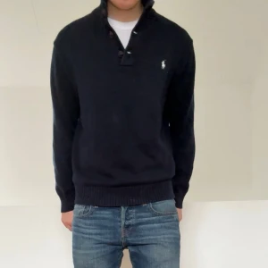 Ralph Lauren Half zip Cardigan - Säljer en sjukt fet mörkblå Half zip fast med knappar ifrån Ralph Lauren. Tröjan är i bra skick och sitter i strl M. Hör gärna av er vid frågor eller funderingar!!