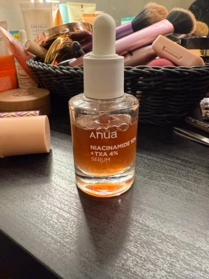 Anua Niacinamide 10% + TXA 4% Serum - Produkten är ett ansiktsserum från ANUA med 10% niacinamid och 4% TXA
