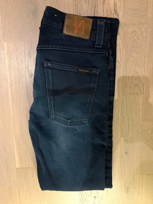 Nudie Jeans Grim Trim Blå - Snygga blåa jeans ifrån Nudie Jeans i modellen ”Grim trim”! Jeansen är i storlek W32/L32. Priset är diskuterbart, kontakta mig för alla frågor och funderingar! ✅🤝