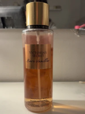 Bare vanilla Victorias secret  - En tredjedel kvar! Luktar jätte gott men kommer inte så mycket till användning