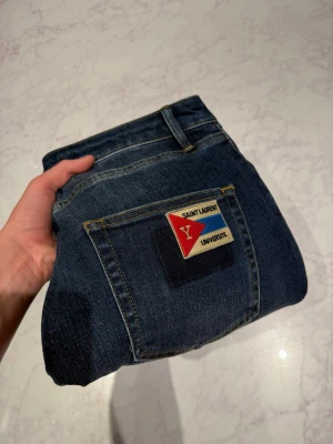 Saint Laurent jeans - Sjukt feta jeans med en nice patch på bakfickan och en nice fade. Dessa är ärligt några av dem snyggaste jeansen jag någonsin skådat. Dem är i jättefint skick och är knappt använda✅. Stl 32. Frågor? Kontakta mig✅ Allt gott, mvh Noah