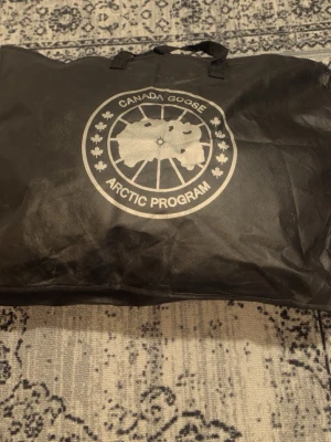 Svart dunjacka från Canada Goose - Säljer en svart canada goose wyndham jacka. Jätte bra kvalite använd i en vecka. Nästan ny funkar perfekt för kalla vinter dagar.