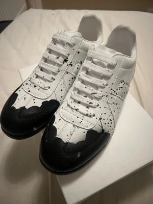 Helt nya Maison Margiela Gats - Helt nya mörkblåa Gats, skriv för mer info. Skokartong ingår. Innersula 28 cm. True to size. 0bs lnte 0rglnaI Skriv för mer bilder