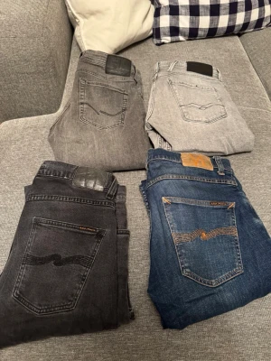 Blå slim jeans från Nudie Jeans - Säljer nu dessa 4 par jeans, 2 par från nudie modell grim tim storlek 30:32 samma på båda! Ett par från replay med modell anbass storlek 30, ett par från Jack and Jones slim fit storlek 31:32. Kom med pris förslag vid köp av ett par jeans annars 2000kr för alla 