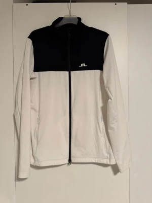 J.Lindeberg tröja - Säljer denna schyssta J Lindeberg tröjan som är perfekt t golfsäsongen, nypris runt 1000kr, mitt pris 399, hör av er vid frågor eller funderingar!