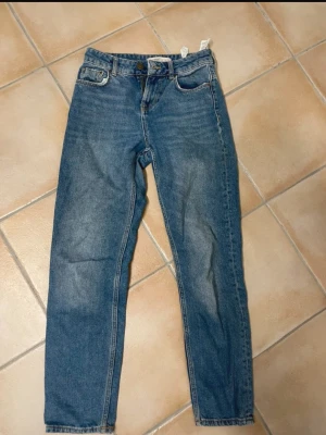Zara jeans straight fit - Zara jeans med rak passform/straight fit. Jeansen är mid waist.
