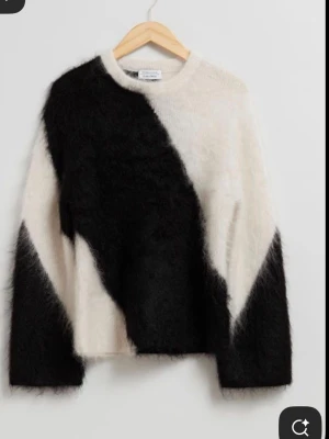 SLUTSÅLD tröja - Säljer den skitnsygga o populära tröjan ifrån other strories!! Älskar den verkligen och sbin snygg på!