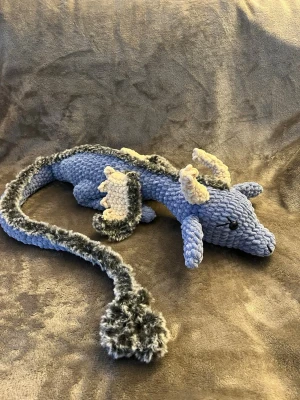 Virkad drake  - Virkad av mig, ca 1m lång! Kan göras i andra färger och jag tar emot beställningar 