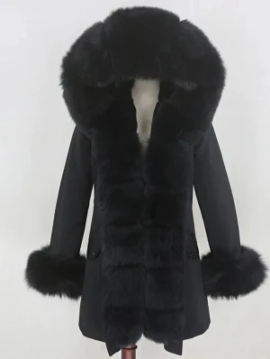 Svart pälsjacka med stor luva - Snygg svart pälsjacka med stor fluffig luva och breda pälskanter längs öppningen och ärmsluten. Jackan har en rak passform och känns riktigt lyxig och varm. 