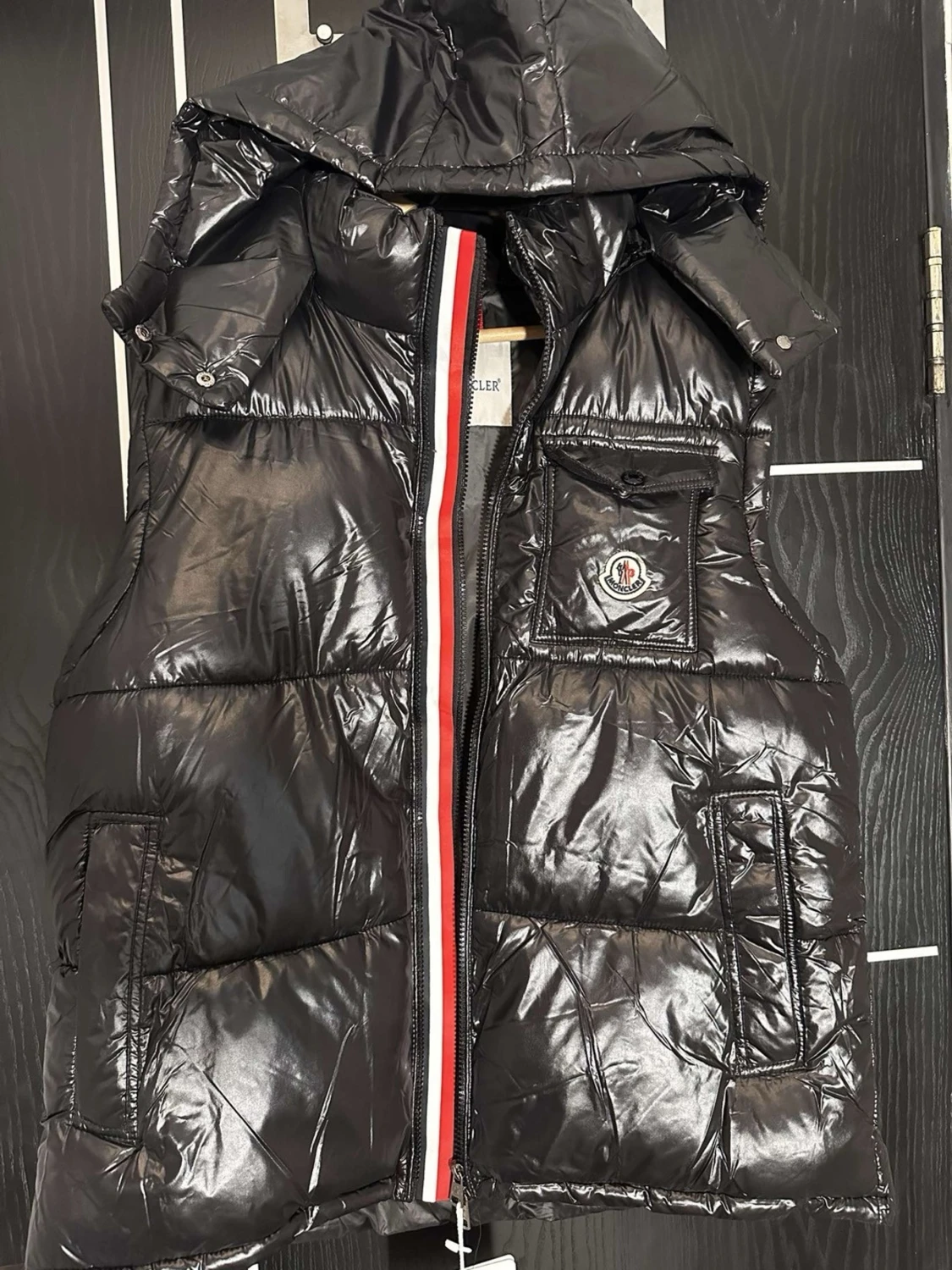Svart glansig dunväst från Moncler