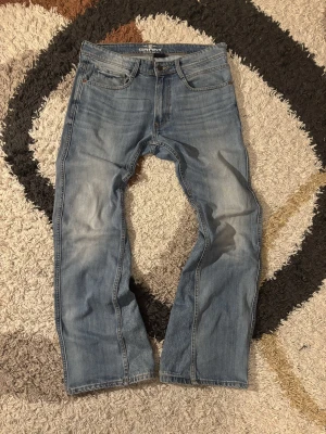Jeans Bootcut - Säljer dessa omsydda bootcuts som jag gjort om lite!😁  Vid mått och övriga frågor hör av er!  Storlek: W34 32L  Laid out liggandes.        •	Längd (utsidan): 100 cm 	•	Midja: 42 cm 	•	Nedre bredd (vid benslutet): 24 cm  Kondition: 9/10  Fraktar samma dag eller dagen efter✅  swag rap streetwear baggy vintage skate hiphop y2k affliction archive underground avant garde japan style OG 2000s flared washed affliction jeans drip oldmoney denim