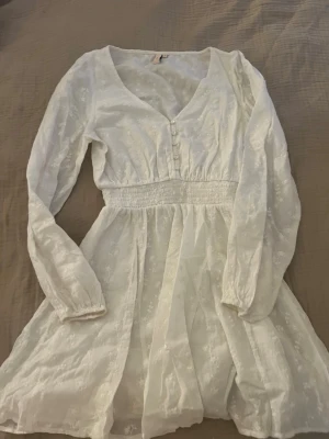 Vit Nelly klänning💕 - Säljer denna jätte fina klänning från Nelly💕 endast använd en gång och har inga defekter eller liknande💕