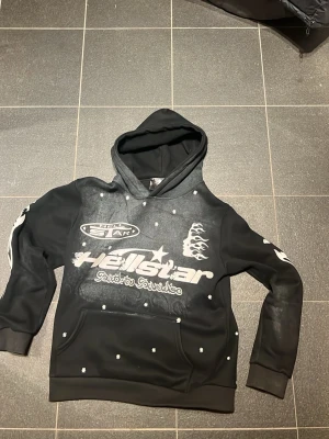 Hellstar hoodie  - jag säljer denna sköna tjocka hellstar hoodien den är väldigt bra skick och ja är redo att sälja den! skriv dm om de finns några frågor 