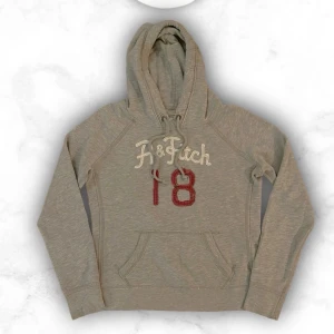 Grå hoodie från Abercrombie & Fitch - Riktigt fin hoodie från abercrombie som passar någon 160-170