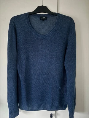 Stickad APC tröja L - Marinblå snygg populär APC tröja i storlek L. Använd sparsamt så utmärkt skick och inga hål eller fläckar! Tveka inte vid minsta fråga eller funderign!