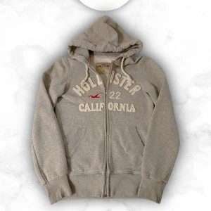 Grå hoodie från Hollister - Riktigt snygg hoodie från hollister som passar någon 160-170